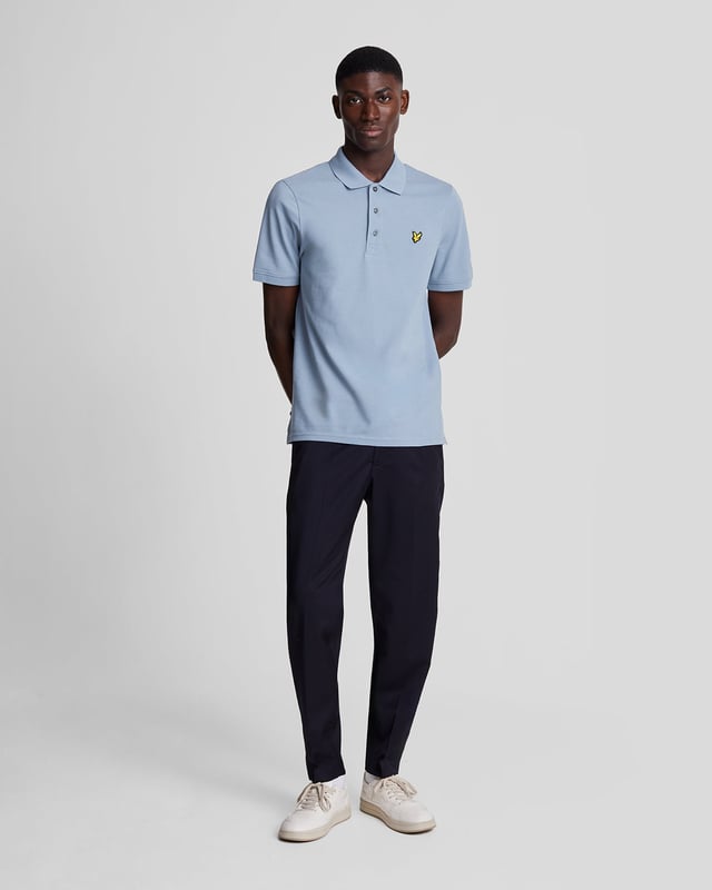 Det är en viktig del av garderoben som du kan ta fram på helgerna, klä ner dig på jobbet, gå ut på kvällen och till och med på golfbanan. Vår enfärgade Lyle & Scott polotröja är en sådan klassiker att den knappt behöver någon presentation. Den är tillverkad av bomullsblandad jersey med lite extra stretch. - Klassisk krage
- Knäppning framtill
- Korta ärmar
- Sammansättning: 97% bomull, 3% elastan