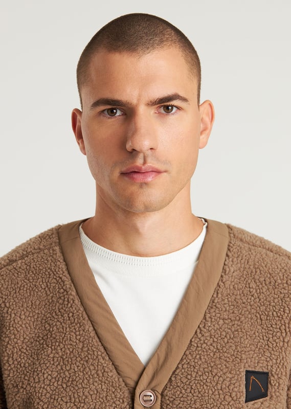 Fit & Material The Karo Fleece is a regular fit jacket, made from 100% polyester. The lining is composed of 100% polyamide, making it extra comfortable.  Details The Karo Fleece features an all-over knitted sherpa design. On the sides, you'll find 2 contrasting comma-shaped pockets with button closures. Additionally, this jacket includes Signature CHASIN' details and a button closure.  Specs  Regular fit Lined Knitted Sherpa Button closure 2-pocket CHASIN' details
