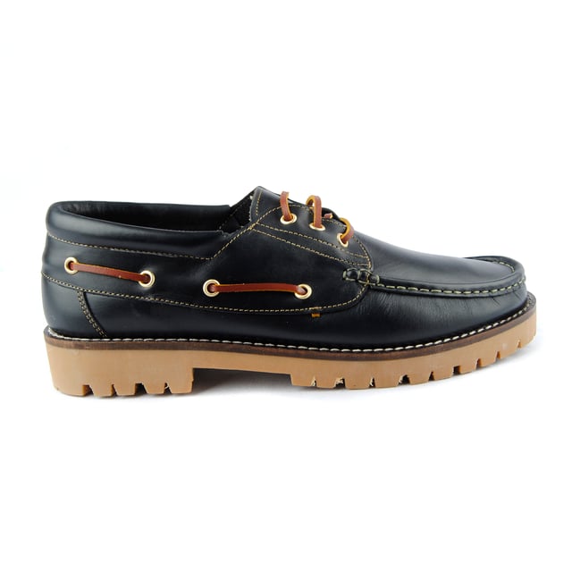 Loafer todo en piel. Piso de goma antideslizante. Costuras reforzadas y horma comoda.Contrafuerte anterior y posterior. Interior forrado en microfibra. Plantilla de piel anatomica acolchada. Cierre de cordones, tambien de piel.