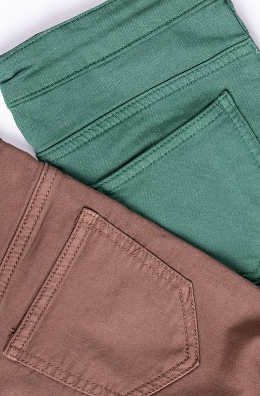 Diese Non-Denim Hose in Slim-Fit-Form hat einen mittelhohen Bund und zwei aufgesetzte Cargotaschen an den Oberschenkeln. Erhältlich in den Farben Braun, Navy und Sand.