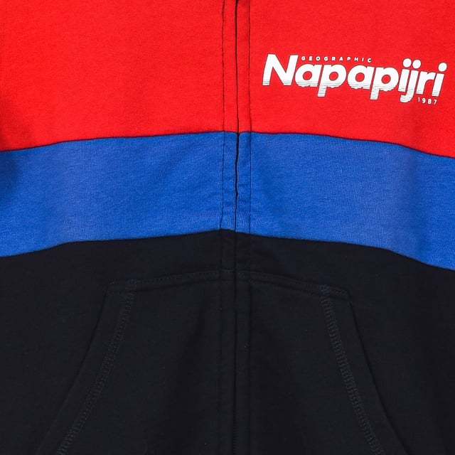 Sudadera con capucha Napapijri.
Color Rojo-azul-negro
Sudadera con capucha y cremallera.
Manga larga con acabado acanalado.
Nombre de la marca estampado en frontal.
Costuras vistas a tono.

Composición:  100% Poliester

Lavar máximo a 30ºC.
- No planchar.
- Permite usar secadora.
- No usar lejía.
- No admite el lavado en seco.