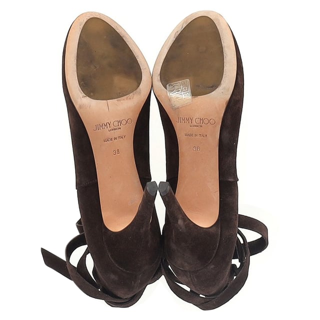 Jimmy Choo Marina Ankle Boots in Brown Suede VINTAGE, RRP AS NEW
Step into sophisticated style with the Jimmy Choo Marina Ankle Boots in rich brown suede. These elegant boots are designed to elevate any outfit with their luxurious suede finish and sleek, modern silhouette. The smooth brown suede adds depth and texture, creating a versatile color that complements both casual and formal wardrobes.
Jimmy Choo Marina Ankle Boots in Brown Suede
Condition: Very good
Signs of wear: Minor markings, Lightly used but very well maintained. Minor mark at soles & creasing, light scuffing at the soles and heels.
Packaging: Dust bag
Color: Brown
Material: Suede | suede
Size: EU | 38/IT38/UK5/US8
Measurements: Heel height: 100; Insole length: 270
SKU: TONPUGBSH423461W