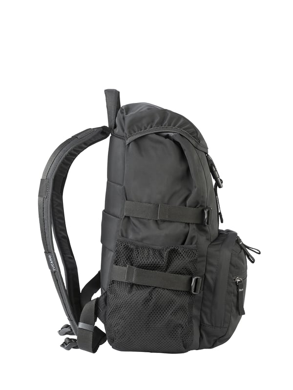 unisex rugzak met gespsluiting. één open binnenzak. twee ritssluitingen aan de voorkant en twee open zijritsen met externe zakken. ontbrekende schouderband.  Handvat van gerecycled polyethyleentereftalaat. een binnencompartiment.  extern materiaal.  Binnenkant van gerecycled polyethyleentereftalaat. Afmetingen: 28x37x15 cm. Modeproduct