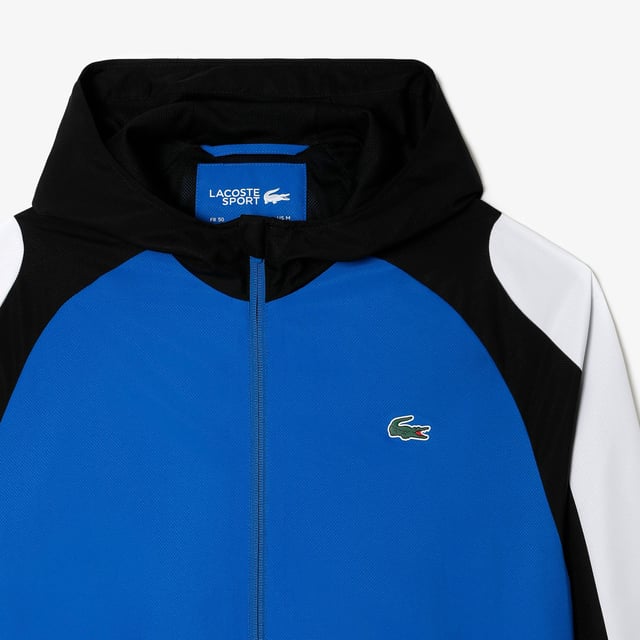De technische capsule biedt een complete seizoensgarderobe met een sterke designidentiteit op en buiten het veld. Alle iconische stoffen van de capsule voldoen aan de huidige milieueisen met de 100% gerecyclede polyester materialen.- Regular fit: natuurlijk gemak op het lichaam- Ergonomische snit en genaaid voor een atletisch silhouet- Diamond weave taffeta- Eco verantwoorde stof : gerecycled polyester- Groene krokodillentransfer- Nieuwe LACOSTE & Crocodile tape aan de zijkanten. Ref: BH9272JKT.