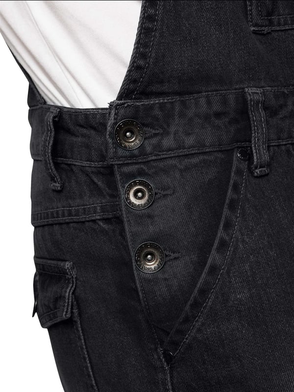 Enzo Herren Denim Overall Latzhose. Diese entspannte, regulär geschnittene Latzhose hat einen Reißverschluss, 6 Taschen, darunter eine Latztasche mit Klappe, eine verstellbare Metallschnalle an den Trägern zur Längenanpassung, Gürtelschlaufen und Knöpfe und Nieten mit Markenzeichen. Strapazierfähiges, aber weiches Denim-Gewebe, ideal für schwere Arbeit und Freizeitkleidung.