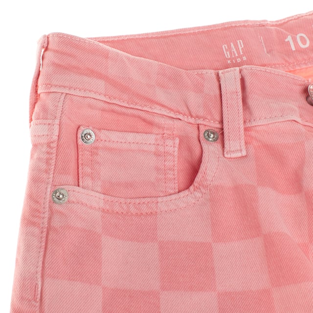 Inspired by 90s style, these straight-cut girls' trousers combine comfort and a retro look.

 Featuring a high rise and hidden adjustable waistband, it offers a custom, modern fit.

 Its loose design from the hips to the ankles, characteristic of the 90s, gives it a relaxed and casual look.

 Crafted from denim, these pants have a straight cut that offers a comfortable, relaxed fit.

 It features a checkered pattern throughout the garment, which gives it a fun and original touch.

 It features the classic five-pocket design, providing functionality. The button and zipper closure ensures a firm fit at the waist.
 Composition: 99% Cotton, 1% Elastane
 Care:
- Machine wash cold.
 - Use similar colors in the wash.
 - Avoid the use of bleaches.
 - Dry at low temperature in the dryer.
 - Iron at low temperature.
 - Do not dry clean.