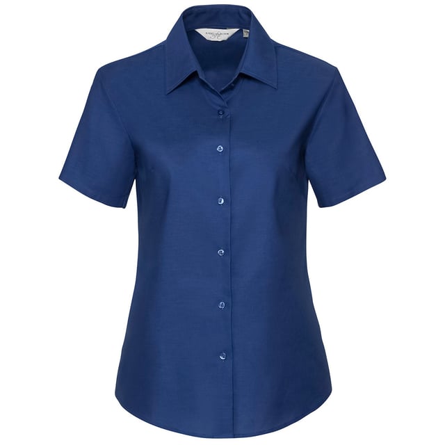 70% Baumwolle, 30% Polyester. Gewebe: Oxford-Stoff. Design: Unifarben. Button-Down-Kragen. Brustabnäher, Pflegeleicht. Passform: Maßgeschneidert. GSM (Gramm pro Quadratmeter): 135. Nachhaltigkeit: Amfori-Freigabe, Better Cotton Initiative, BSCI, Verein für faire Arbeit, Oeko-Tex Standard 100 zertifiziert. Geknöpft, Schaftrand zum Umklappen. Saum: Geschwungener Saum. Kurzärmlig.