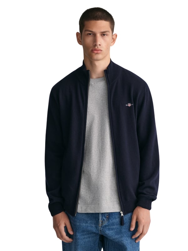 This GANT cardigan for men is a timeless classic with a practical front zipper and side pockets. The ribbed trims ensure a perfect fit, while the subtle crest graphic on the chest elegantly rounds off the design. A versatile piece of clothing that will fit effortlessly into any closet.