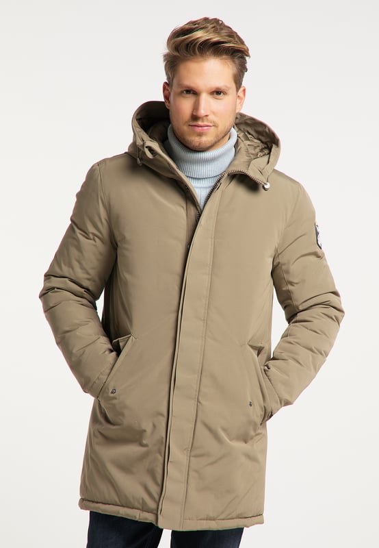 Klaar voor het winterseizoen? Met deze gewatteerde jas van Mo kom je gegarandeerd goed beschermd de koude winterdagen door. Het robuuste, licht glanzende buitenmateriaal voelt zacht aan en ziet er dankzij het katoengehalte sportief uit.  De rechte, klassieke vorm heeft een elastisch trekkoord aan de achterkant en biedt zo evenveel bescherming als de grote, gevoerde capuchon met trekkoord. De schuine klepzakken met drukknopen en een binnenzak bieden voldoende ruimte om belangrijke gebruiksvoorwerpen veilig op te bergen. Stabiele geribde manchetten en een grote coole logobadge op de bovenarm ronden het model af.