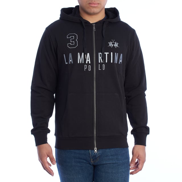 Sudadera con capucha y cremallera La Martina.

Un clásico imprescindible para los días más frescos. Esta sudadera con capucha y cremallera de La Martina combina diseño deportivo con detalles elegantes, convirtiéndola en una prenda perfecta para un estilo casual con toques sofisticados.

Detalles:

- Confeccionada en algodón suave de alta calidad.
- Capucha ajustable con cordones.
- Cierre frontal completo con cremallera metálica resistente.
- Bolsillos estilo canguro.
- Detalles bordados y estampados con el logotipo y emblemas de La Martina.
- Puños y dobladillo en punto acanalado.

Con un diseño que combina comodidad, calidad y detalles exclusivos, esta sudadera con capucha de La Martina es una elección versátil que complementará cualquier estilo casual.
 Composición: 100% Algodón
 Cuidados:
- Lavar a máquina a una temperatura máxima de 30°C.
- Utilizar detergente suave.
- No usar lejía ni blanqueadores.
- Secar a baja temperatura.
- Planchar a temperatura media por el reverso.