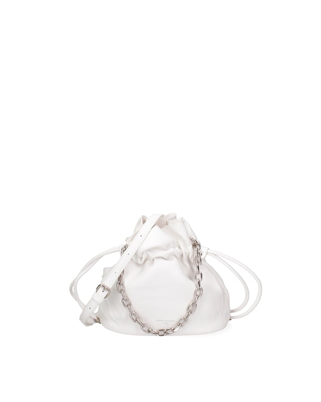Bolso tipo bombonera para mujer. El cierre es con cremallera. Los bolsillos internos son uno con cremallera y otro abierto. Los bolsillos externos están ausentes. La correa para el hombro es ajustable y extraíble. El mango es de cadena. Hay un compartimento interno. El material exterior es PVC. Internamente está forrado en poliéster. Medidas: 22x24x12 cm. Producto de moda