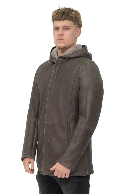 Disfrute de la máxima calidez y estilo con nuestra chaqueta parka con capucha de cuero marrón de piel de oveja para hombre. Confeccionada con piel de oveja merino española de alta calidad, esta chaqueta muestra una artesanía excepcional y una comodidad lujosa. El interior está forrado con vellón de piel de oveja merino ultra suave, que lo envuelve en un capullo de calidez y comodidad. La chaqueta presenta un diseño frontal con bragueta con una cremallera YKK que se extiende hasta una capucha ajustable, lo que brinda protección adicional contra los elementos. Dos bolsillos verticales para calentar las manos con cierres con cremallera ofrecen practicidad y comodidad. Los aspectos destacados del diseño adicionales incluyen: • Construcción de piel de oveja merino española de alta calidad para una durabilidad y un estilo superiores. • Lujoso forro de vellón de piel de oveja merino para una suavidad y un aislamiento incomparables. • Diseño frontal con bragueta con cremallera YKK para una apariencia elegante y moderna. • Capucha ajustable para una cobertura personalizable. • Bolsillos verticales para calentar las manos con cierres con cremallera para un almacenamiento seguro. Nuestra chaqueta parka con capucha de piel de oveja marrón para hombre combina estilo y funcionalidad sin esfuerzo, lo que la convierte en una prenda de abrigo imprescindible para las estaciones más frías. Experimente el epítome de la comodidad y el lujo con esta exquisita chaqueta de piel de oveja. Parka clásica 100 % piel de oveja auténtica Cremallera YKK en la parte delantera 2 bolsillos con cremallera Ajuste cómodo