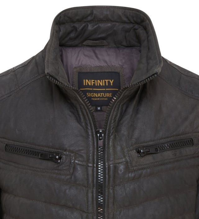 Onze vlaggenschip Infinity Signature leren gewatteerde pufferjas is voorzien van ultrazacht leer en geïsoleerde quilting voor superieure bescherming tegen de elementen. Maak kennis met de Infinity Signature Range, het hoogtepunt van dertig jaar vakmanschap en innovatie. Gemaakt van het fijnste schapennappaleer met een vintage afwrijfafwerking, combineert deze collectie tijdloze stijl met geavanceerde functionaliteit. Met vier buitenzakken met rits en een volledig met nylon gevoerde binnenkant met twee zakken met rits, is deze jas even praktisch als stijlvol. Details zoals de zichtbare UMZ-rits aan de voorkant voegen zowel verfijning als comfort toe. • Premium schapennappaleer met een vintage afwrijfafwerking • Geavanceerde geïsoleerde quilting voor warmte • Vier UMZ-buitenzakken met rits • Volledig met nylon gevoerde binnenkant met twee zakken met rits • Zichtbare UMZ-rits aan de voorkant • Elastische manchetten voor extra comfort