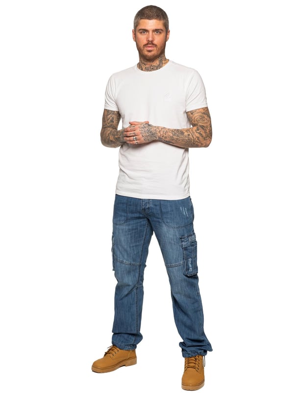 Mit dieser bequemen dunkelblauen 7-Pocket-Combat-Jeans kehren Sie zu Ihren Wurzeln zurück. Sie verfügt über eine Cinch-Schnalle auf der Rückseite und einen Kordelzug am unteren Beinende für eine individuelle Passform. Mit gedrucktem Branding auf der Vorder- und Rückseite, dezentem Distressed-Detail und Knopfverschluss für eine bequeme Passform.