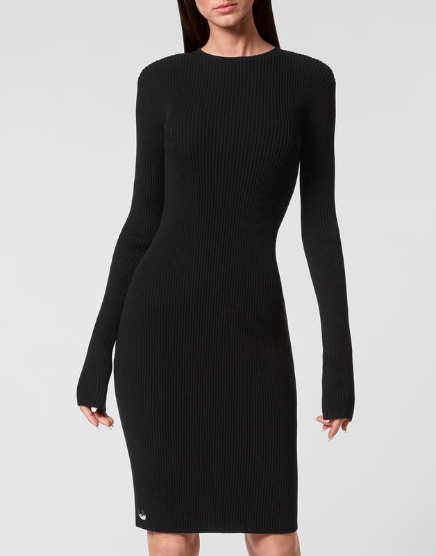 Luzca su silueta con este vestido de manga extra larga de viscosa elástica de punto plano. Fíjese en la espalda abierta con tirantes cruzados y en los detalles de disminución.