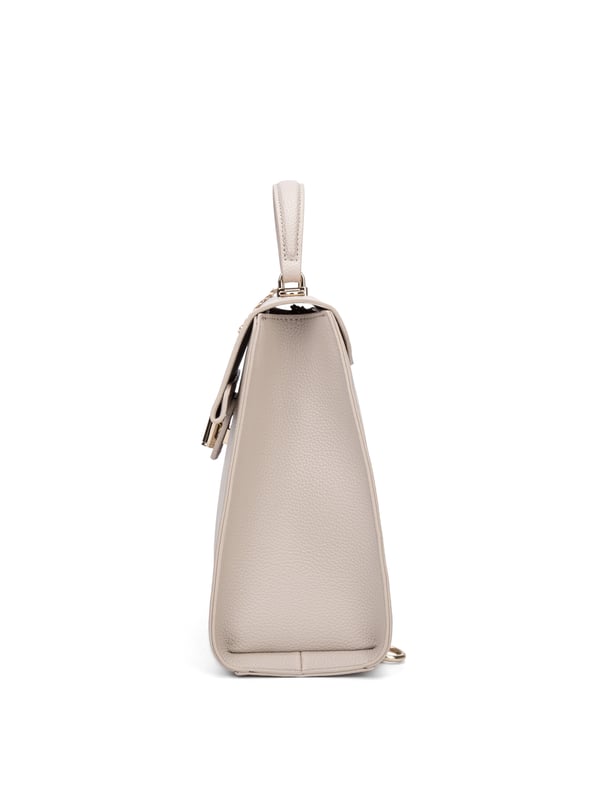 Mochila de mujer. El cierre es con giro. Los bolsillos internos son dos con cremallera y dos abiertos. Los bolsillos externos están ausentes. La correa para el hombro es ajustable y extraíble. El mango está fabricado en PU. Hay un compartimento interno. El material exterior es Cuero Vegano/Pu. Internamente no está forrado. Medidas: 26x25x13,5 cm. Producto de moda