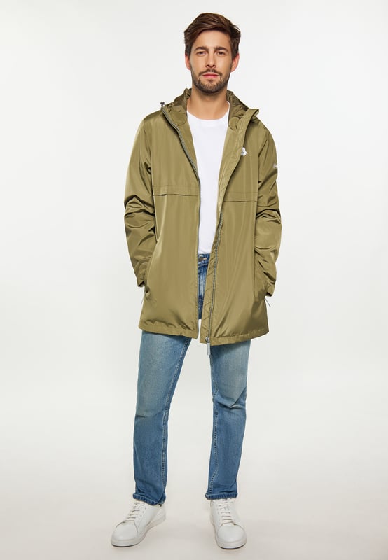 Diese wasserdichte Übergangsjacke hat eine normale Passform, einen Reißverschluss vorne und einen Stehkragen. Es verfügt über lange Ärmel, eine verstellbare Kapuze mit Kordelzug, elastische Bündchen und zwei Taschen für zusätzliche Funktionalität. Jacke aus 3000 mm wasserdichtem Material. Der schlichte Schnitt wird durch das Markenlogo auf der Brust stilvoll hervorgehoben. Perfekt für Outdoor-Abenteuer.  Regenjacke