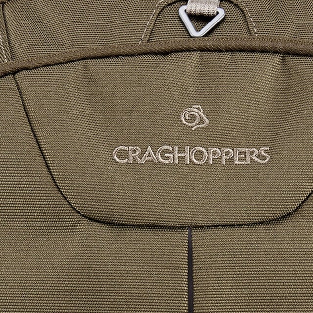 Material: EVA, polyamid, polyester, PU-beläggning. Denier: 900D. Längd: 50 cm. Bredd: 27 cm. Djup: 19 cm. Tygteknologi: Anti-Odour, EcoShield. Design: Logotyp. Fästanordning: Klämma, dragkedja. Justerbar axelrem, stöldskydd, caférem, bärhandtag, hörlursportar och kabelhållare, vadderad, perforerad, reflekterande detaljer, axelrem i vävband, handtag för bagage med hjul. Fack: 1 huvudfack, fack med dragkedja. Fickor: 1 RFID-blockerad ficka, 1 framficka, dragkedja, nätficka, 2 sidofickor. Hållbarhet: Tillverkad av återvunnet material. Kapacitet: 25 liter. Lämplig för: 16 tums bärbar dator. Motståndskraftig mot skärskador.