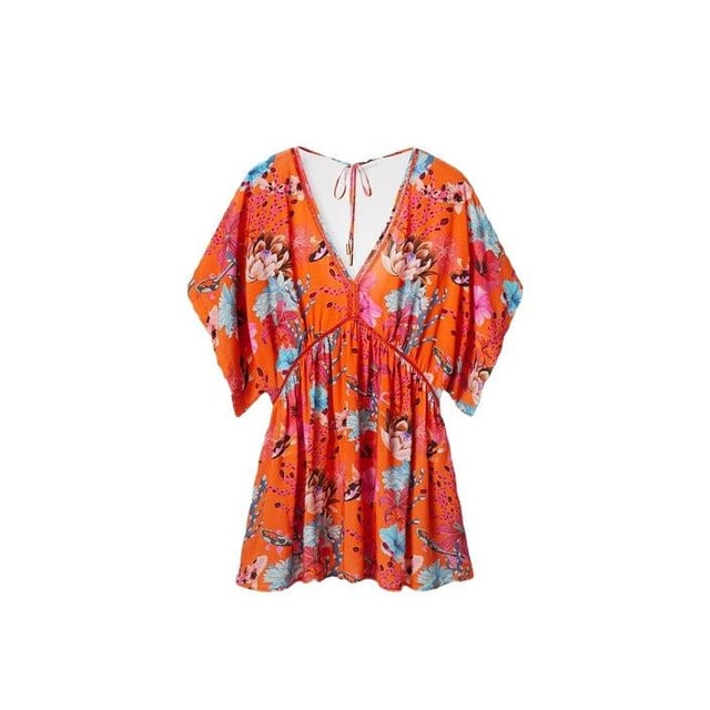 Marca: Desigual  
Género: Mujer  
Tipo: Vestidos  
Temporada: Primavera/Verano  

DETALLE DEL PRODUCTO  
• Color: negro  
• Patrón: floral  
• Mangas: cortas  
• Escote: en V  

COMPONENTE Y MATERIAL  
• Composición: 100% viscosa  
• Lavado: lavado a máquina a 30°