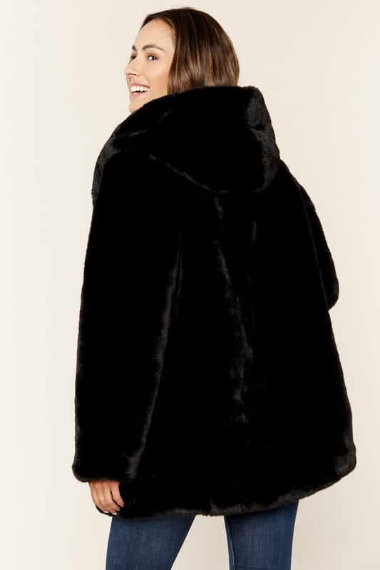 Diese Kapuzenjacke ist das ultimative Stilmittel dieser Saison. Mit Kunstpelz, einer Kapuze und einem Haken-Ösen-Verschluss ist diese Jacke perfekt für kühle Tage, an denen Sie eine ultrawarme Schicht brauchen. Kombinieren Sie es mit lässigen Hosen und frischen Tritten für einen schicken Freizeitlook.