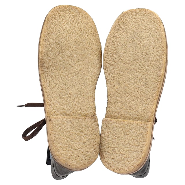 Prada Gestepptes Schnürstiefel im grauen Wildleder VINTAGE, NP WIE NEU
Fügen Sie Ihrer Schuhkollektion mit den Prada Nieten-Schnürstiefeln aus weichem grauem Wildleder einen Hauch von edgy Luxus hinzu. Diese Stiefel vereinen die klassische Desert-Boot-Silhouette mit zeitgemäßen Details und verfügen über auffällige Nietenakzente, die einen gewagten, modeorientierten Twist bieten. Das reiche graue Wildleder verleiht einen raffinierten, vielseitigen Look, während die Nieten ein unerwartetes Element von Textur und Stil hinzufügen, was diese Stiefel zur perfekten Balance aus rustikalem Charme und hochwertiger Eleganz macht.
Prada Nieten-Schnürstiefel aus grauem Wildleder
Zustand: Sehr gut
Abnutzungserscheinungen: Geringfügige Markierungen, leicht benutzt, aber sehr gut gepflegt. Kleinere Abnutzungen an den Sohlen und Faltenbildung, leichte Kratzer an Sohlen und Fersen.
Verpackung: Staubbeutel
Farbe: Grau
Material: Wildleder | Wildleder
Größe: UK | 10/US11/IT44/FR44 1/3
Maße: Absatzhöhe: 30; Innensohle Länge: 350
SKU: MRPPUGBSH450798M