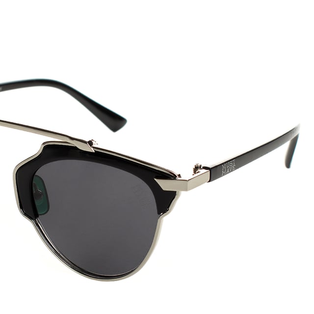Gafas de sol Must Have unisex con diseño ovalado y montura de metal y policarbonato, combinando durabilidad y ligereza. 

Equipadas con lentes polarizados de protección UV 400, bloquean el 100% de los rayos UVA y UVB, proporcionando una visión clara y reduciendo el deslumbramiento en ambientes luminosos. 

La forma ovalada añade un toque elegante y atemporal, ideal para complementar cualquier estilo. 

Incluyen el logotipo de Must Have grabado en las patillas y en uno de los lentes, aportando un detalle distintivo. 

Incluyen un paño de limpieza suave para mantener los lentes impecables y un estuche protector para guardarlas de forma segura.

Perfectas para complementar cualquier look, estas gafas son ideales para quienes buscan protección y estilo en una sola pieza.
 Medidas: Alto lente: 54 mm, Ancho lente: 48 mm, Puente: 12 mm, Patillas: 130 mm
 Composición: Metal, Policarbonato
 Cuidados:
- Lavar solo con agua o, si fuese necesario, un jabón suave.
- Secar con el paño suave para evitar rayaduras.
- Evitar el contacto con superficies rigurosas o líquidos abrasivos.