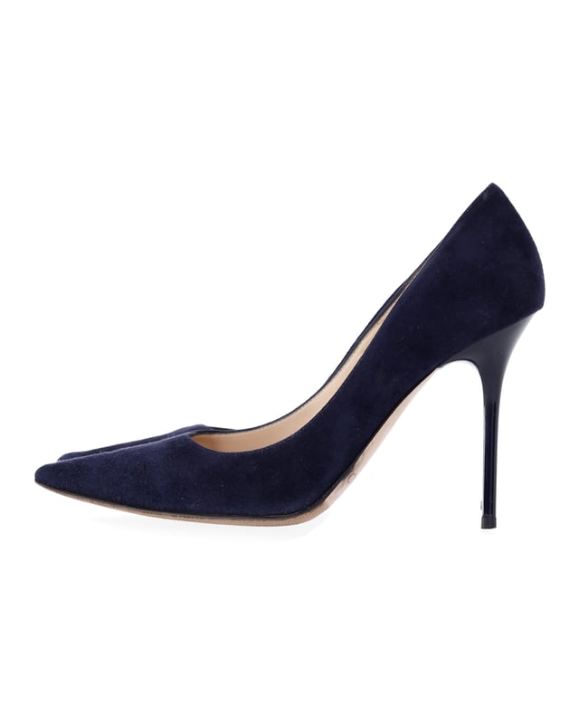 VINTAGE, RRP AS NEW
The leather insoles provide a soft feel to the feet while the navy blue on the suede exterior looks classy. Experiment with your look by flaunting this Jimmy Choo pair that features pointed toes and 11.5 cm heels.


Jimmy Choo Abel Pointed Toe Pumps in Navy Blue Suede 
Condition: very good
Material:   Suede
Size: EU35
Sign of wear: light wear on soles, light wear on tip, re-soled
SKU: 360529