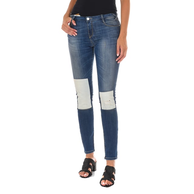 Long jeans. 
 Color Blue denim 
 Waist with belt loops. 
 Button and zip closure on the front. 
 Two pockets and a mini pocket on the front. 
 Two open pockets on the back. 
 Narrow cut hem. 
 Worn effect. 
 Contrast patches. 
 Matching seams. 

 Composition: 
 - 70% Cotton - 28% Polyester - 2% Elastane. 

 Washing instructions: 
 - Wash maximum at 40ºC. 
 - Iron at medium temperature. max. 110ºC. 
 - Lets you use a dryer. 
 - Do not use bleach. 
 - Does not support dry cleaning. 

 Composition: 70% Cotton, 28% Polyester, 2% Elastane
 Care:
- Wash maximum at 40ºC.
 - Iron at medium temperature. max. 110ºC.
 - Allows you to use a dryer.
 - Do not use bleach.
 - Does not support dry cleaning.