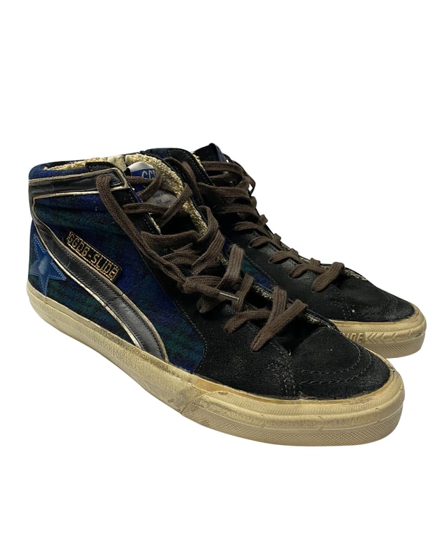 VINTAGE, UVP WIE NEU  
Diese Slide Sneakers von Golden Goose bestehen aus Wildleder und Leder. Sie verfügen über einen Tartanmuster, eine Schnürung vorne mit seitlichem Reißverschluss, eine metallische Lederstern-Applikation, ein seitliches geprägtes Logo in goldfarbener Ausführung und eine stark abgenutzte, zerkratzte und markierte Sohle.  

Golden Goose Slide Tartan High Top Sneakers aus blauem Wildleder  
Zustand: Sehr gut  
Farbe: Blau  
Material: Wildleder  
Größe: 42  
Hinweis auf Gebrauchsspuren: Ja  
SKU: 94455