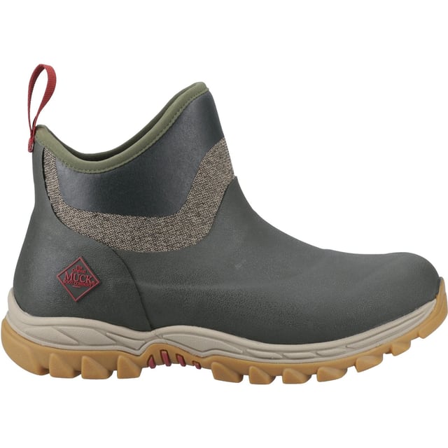 De Arctic Sport II Ankle is gemaakt van Muck's traditionele handgelegde rubber. Om het gewicht te verminderen en de flexibiliteit te vergroten, hebben we onze Muckskin technologie gebruikt. Deze technologie bestaat uit een bedrukte rubberen coating over neopreen die 100% waterdicht is.