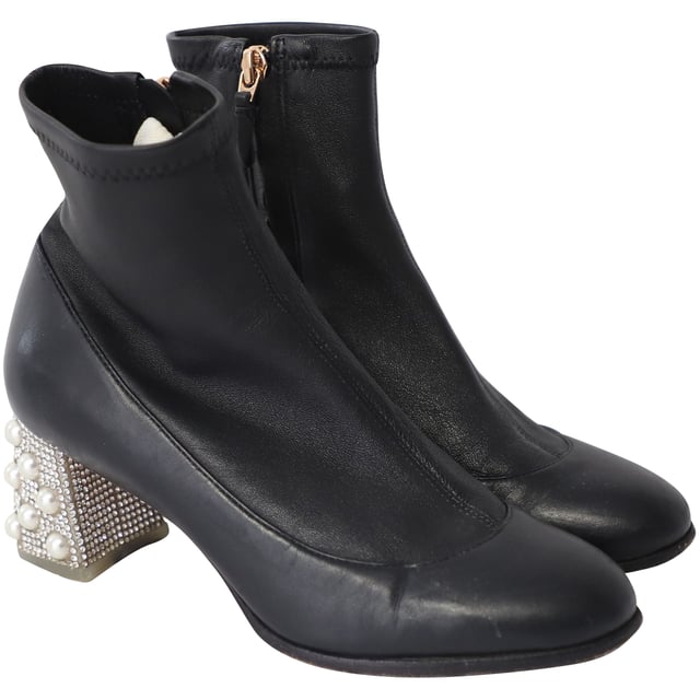 VINTAGE, RRP AS NEW
Sophia Webster lends a statement look to a classic pair of ankle boots with this pair. These ones are crafted using black leather, lined with leather, and styled with heavy embellishments on the block heels. The boots are incredibly stylish.

Sophia Webster Embellished Heel ankle Boots in Black Leather
Material: Leather
Color: Black
Size: EU35/US5/UK2
Condition: very good
Sign of wear: moderate wear on soles, light creases on vamps, few white marks on right shoe
SKU: 153065