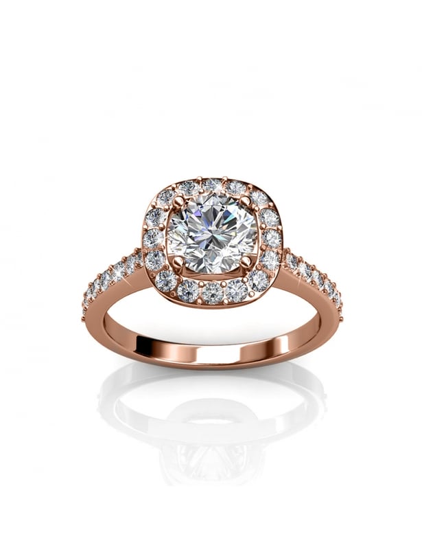 Framgång garanteras för vår Cushy-ring och dess österrikiska kristaller av hög kvalitet. Den eleganta designen har en glittrande finish och är perfekt för att försköna din stil och ge en skimrande touch av glamour till din look.