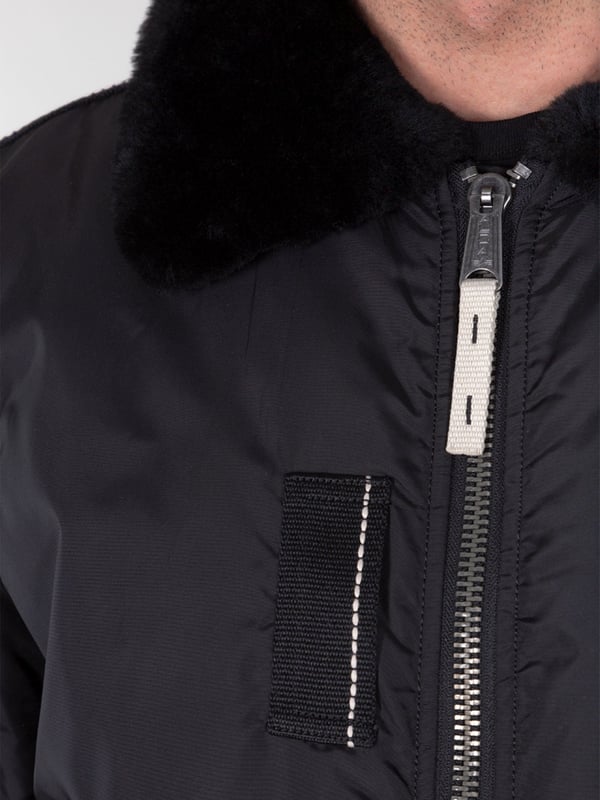 Moderne Bomberjacke mit abnehmbarem Pelzkapuze, gepolstertem Futter und Flugnylon-Außenmaterial. Kontrastnähte; Kragen aus Schafsleder; RBF-Tag; Druck auf dem Ärmel; Bedruckte Manschette. Produktnummer: 143104-03 SCHWARZ