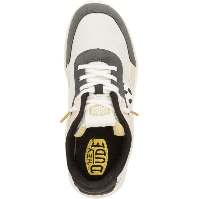 Zeg hallo tegen Hayden Shine. Ons nieuwe favoriete silhouet krijgt een glanzende make-over met verhoogde metallic elementen, kunstleer en suède details. De gewatteerde kraag en hiel geven rondom extra comfort in combinatie met tandige gesp lugs