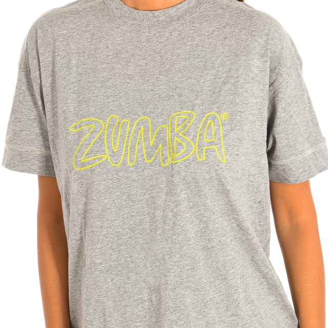 Camiseta Con Mangas Zumba. 
Color Gris
Clásica y versátil con un calce fácil. 
Cuello redondo. 
Gráfico en el frontal y la espalda con motivos de la marca.
Tejido suave y de corte holgado.
Costuras vistas a tono.

Composición:  95% Algodón, 5% Elastano.

-Utilizar lavadora a temperatura máxima 30º .
-No utilizar secadora.
-Puede utilizar Lejía.
-Utiliza plancha a temperatura máxima 110º.