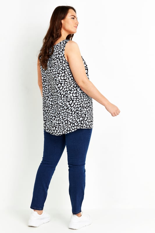 EVANS Women's Relaxed Animal Vest - blue Offering a bold leopard print with accents of blue, the Relaxed Animal Vest is a playful style for casual days. Designed in a breezy, relaxed silhouette, it's the perfect style-meets-comfort choice to elevate your off-duty wardrobe. Key Features Include: - Leopard print - Scoop neckline - Thick bra concealing straps - Relaxed fit - Pull over style - Hip length Team with skinny jeans and fresh white trainers for easy weekend style.