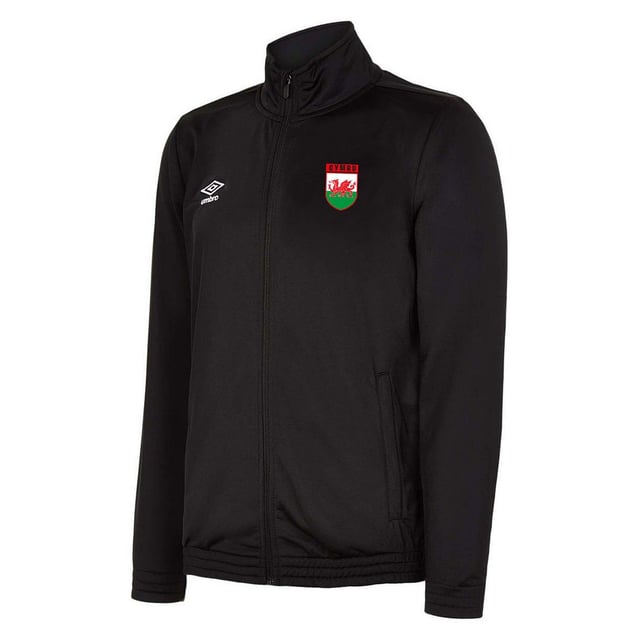 Het Umbro Wales Tricot Heren Zwart Track Jacket is een stijlvol en sportief bovenstuk dat een eerbetoon is aan het nationale voetbalteam van Wales. Dit jack is een eerbetoon aan de trots van Wales en laat jouw steun voor het team op een modieuze manier zien.

Ontworpen in een strakke zwarte kleur, straalt dit jack een tijdloze en veelzijdige esthetiek uit. Het klassieke ontwerp van het jack wordt aangevuld door het iconische Umbro-logo op de borst, dat staat voor de toewijding van het merk aan kwaliteit en stijl.

Dit jack is gemaakt van hoogwaardige tricotstof en voelt comfortabel en licht aan. De stof biedt warmte en bescherming tegen de elementen en zorgt tegelijkertijd voor ademend vermogen en bewegingsvrijheid. Het is geschikt voor verschillende weersomstandigheden, waardoor het veelzijdig is voor zowel trainingssessies als vrijetijdskleding.

Het track jacket heeft een volledige ritssluiting aan de voorkant, voor gemakkelijk aan- en uittrekken en verstelbare ventilatie. De geribde manchetten en zoom zorgen voor een goede pasvorm, terwijl de opstaande kraag een vleugje verfijning en extra bescherming tegen de wind toevoegt.

Een van de opvallende kenmerken van dit jack is het op Wales geïnspireerde ontwerp. Op de borst van het jack staat het Welshe teamwapen, waarmee je je steun voor het Welshe voetbal laat zien en een gevoel van nationale trots toevoegt.

Of je nu een wedstrijd bijwoont, aan sport doet of gewoon op zoek bent naar een modieuze en sportieve bovenkleding, het Umbro Wales Tricot Heren Zwart Track Jacket is een uitstekende keuze. De combinatie van comfort, stijl en teamspirit maakt het een opvallende toevoeging aan je garderobe, zodat je met trots je steun aan het nationale voetbalteam van Wales kunt laten zien.
