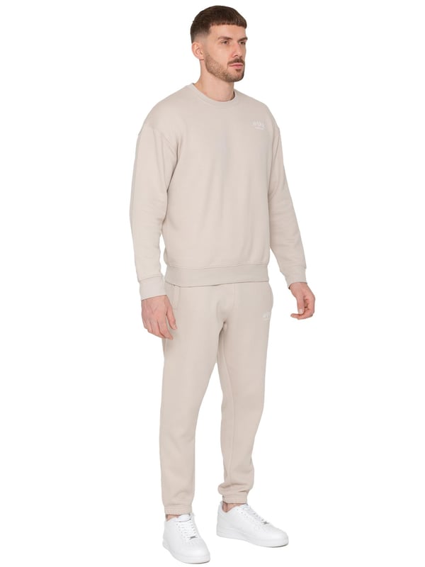 Das Averè by Enzo Milano Herren Oversized Sweatshirt Trainingspak ist ein stilvolles und bequemes Set, das aus einem Oversized Sweatshirt und Regular Fit Jogginghosen besteht. Das Sweatshirt bietet eine entspannte Passform mit langen Ärmeln, einem gerippten Rundhalsausschnitt und Bündchen für einen klassischen Look. Hergestellt aus weichem Stoff und Fleecefutter, verfügt es über ein dezentes Averè-Logo auf der Brust und eine schlichte Rückseite für Einfachheit. Die Jogginghosen haben einen elastischen Bund mit verstellbaren Kordelzügen, gerippte Knöchelbündchen und Seitentaschen sowie ein kleines Averè-Logo für einen stylischen Akzent. Perfekt zum Entspannen oder für den Alltag, kombiniert dieses Trainingsanzug Komfort mit modernem Design.