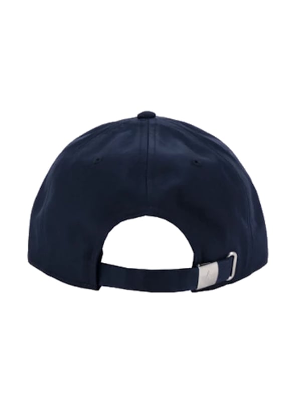 Diese Herren-Basecap vereint Stil und Funktionalität für jeden Anlass. Das markante 3D-Logo auf der Vorderseite verleiht ihr eine moderne und hochwertige Optik. Mit einer stufenlos verstellbaren Metallschnalle lässt sich die Cap individuell anpassen und sorgt für einen perfekten Sitz. Ziernähte auf dem Schirm unterstreichen das detailreiche Design und machen die Cap besonders langlebig. Bestickte Luftlöcher sorgen für eine optimale Luftdurchlässigkeit, damit Sie auch an warmen Tagen einen kühlen Kopf bewahren. Ein vielseitiges Accessoire, das jedem Outfit eine sportlich-elegante Note verleiht. Ideal für den Alltag, Freizeit oder sportliche Aktivitäten.