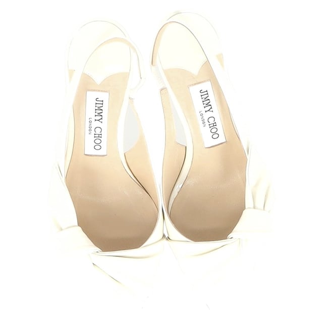 Jimmy Choo Hedera Slingback Kitten Heel Pumps in White Leather VINTAGE, RRP AS NEW
Elevate your footwear collection with the Jimmy Choo Hedera Slingback Kitten Heel Pumps in pristine white leather. These timeless pumps feature a sleek, minimalist design with a delicate slingback strap for added sophistication and a secure fit. The understated kitten heel offers a subtle lift, combining elegance with everyday comfort. The smooth white leather adds a touch of luxury and versatility, making these pumps perfect for both formal occasions and everyday chic. Whether paired with dresses, skirts, or tailored pants, these pumps will add refined glamour to any outfit.
Jimmy Choo Hedera Slingback Kitten Heel Pumps in White Leather
Condition: Excellent
Signs of wear: Include Box., No visible sign of wear. No Mark at insole., Very light mark at soles.
Packaging: Box, Dust bag
Color: White
Material: Leather | leather
Size: EU | 37.5/IT37.5/UK4.5/US7.5
Measurements: Heel height: 70; Insole length: 280
SKU: NAPPUGBSH430585W