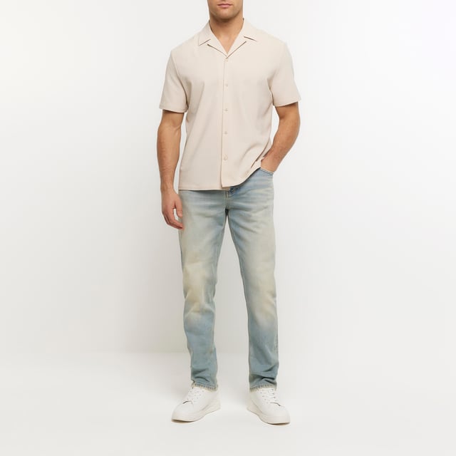 Regular fit, Seersucker fabric, Revere collar, Short sleeves, Button fastening