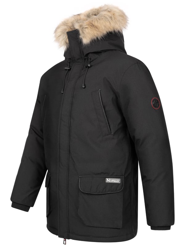 Geographical Norway Chaqueta de Invierno para Hombre Parka H-355: Tu compañero perfecto para los días fríos. Calidez y estilo combinados. La chaqueta de invierno para hombre Parka H-355 de Geographical Norway es más que solo una chaqueta: es tu nuevo compañero favorito para los fríos días de invierno. Con su cálida fornitura y el elegante cuello de pelaje sintético en la capucha, no solo te mantendrá agradablemente abrigado, sino que también te dotará de un look inconfundible. Esta chaqueta es imprescindible para cualquier hombre que valore el estilo y la comodidad.

Funcionalidad se encuentra con comodidad. Esta chaqueta de invierno no solo te protege del frío, sino que también ofrece una alta funcionalidad. Equipado con varios bolsillos, incluidos dos grandes bolsillos laterales y dos bolsillos en el pecho, tendrás suficiente espacio para guardar tus utensilios más importantes de manera segura. El robusto cierre de cremallera y los botones adicionales aseguran que el viento no pueda entrar. Ya sea que estés dando un paseo por la ciudad nevada o planeando una excursión a la naturaleza, esta chaqueta te acompañará de manera fiable.

Calidad en la que puedes confiar. Geographical Norway representa la más alta calidad y durabilidad. La chaqueta de invierno Parka H-355 está hecha de materiales de alta calidad que no solo te mantienen caliente, sino que también son a prueba de viento y repelentes al agua. La cuidadosa elaboración y el diseño atemporal hacen de esta chaqueta un compañero a largo plazo en tu guardarropa de invierno. Invierte en calidad y disfruta la temporada fría con estilo y bien protegido.