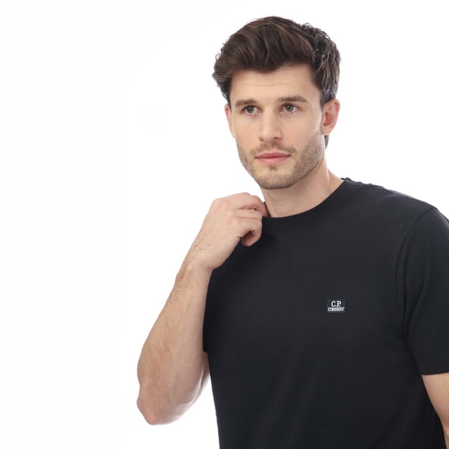 Heren C.P. Company 30-1 Jersey Label T-shirt in marineblauw.- Ronde hals.- Korte mouwen.- Geborduurd logo.- Rechte zoom.- 100% katoen.- Ref: 17CMTS031A888