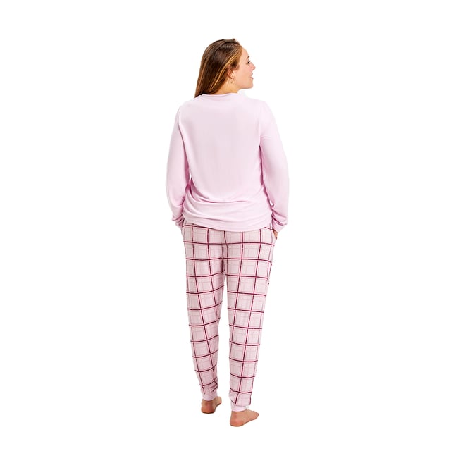 München långärmad pyjamas.\n Ljusrosa färg\n Långärmad T-shirt med rund halsringning.\n Rutigt tryck.\n Design med varumärkesgrafik.\n Långa byxor.\n Elastiskt midjeband.\n Raka fållar.\n Sömmarna syns i ton.\n\n Sammansättning: 96% polyester, 4% elastan.\n\n -Tvättas i max temperatur. 30º.\n -Använd inte blekmedel.\n -Torka i max temperatur. 110º.\n -Har inte stöd för kemtvätt.\n -Tillåter dig att använda en torktumlare.\n Sammansättning: 96% polyester, 4% elastan.\n Skötsel:\n-Tvätta i max temperatur. 30º.\n -Använd inte blekmedel.\n -Torka i max temperatur. 110º.\n -Har inte stöd för kemtvätt.\n -Tillåter dig att använda en torktumlare.