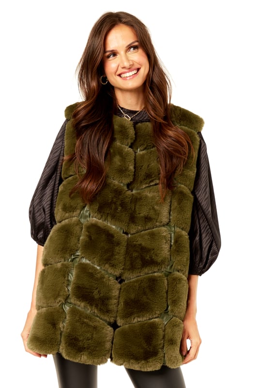 Esta vez el chaleco es imprescindible y este estilo nos encanta. Con un chaleco tipo chaleco de piel sintética con corte tipo caja, estilo sin mangas y cierre de gancho/ojo, combínalo con jeans y una camiseta para lograr un look que nos encanta esta temporada.