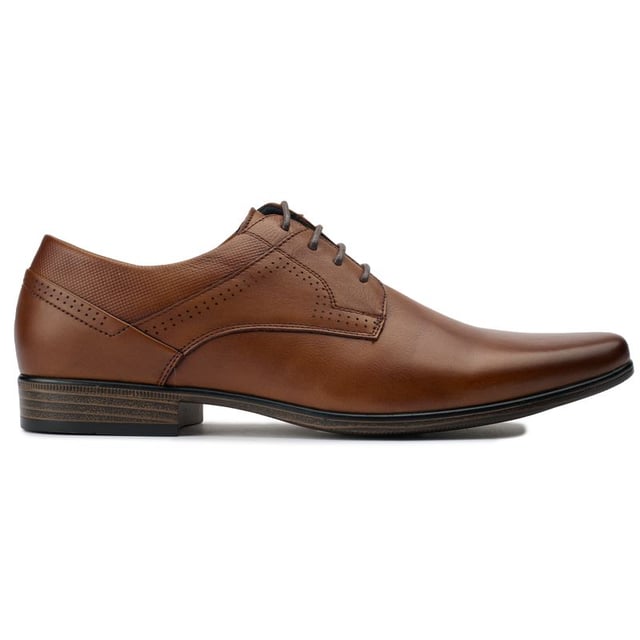 Disfrute de la sofisticación elegante con los zapatos Soletrader Hyde Derby. Estos elegantes zapatos con cordones, confeccionados exclusivamente para los gustos más exigentes, combinan la artesanía experta con el estilo moderno. La parte superior de cuero pulido garantiza una apariencia lujosa, mientras que la elegante suela proporciona una pisada firme. Ya sea que se dirija a la oficina o a una salida nocturna, cada paso de estos zapatos Soletrader hechos a mano irradia elegancia refinada.