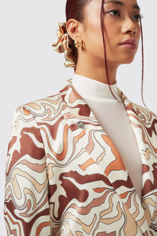 Go for that ultimate 70's vibe in the Calthia. This abstract print in rustic tones can take you through to each and every season. The jacket features a peak lapel, flap pockets and a single button closure. Pair the jacket with the matching Calthia Trousers in Ochre to complete this show-stopping look.
Model is 5'6" (168cm), chest 32" (81cm), waist 27" (69cm) and wearing a size 8.