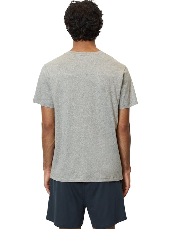 Deze tweedelige pyjama voor heren biedt perfect comfort voor ontspannen nachten. De top heeft een ronde halslijn en verlaagde schouders voor een losse en comfortabele pasvorm. De rechte zoom en logoprint op de voorkant geven de pyjama een moderne look. De shorts hebben een elastische tailleband en een trekkoord in de tailleband voor een optimale pasvorm. Deze pyjama is gemaakt van zacht, ademend materiaal en is zeer comfortabel om te dragen. Deze pyjama is ideaal voor warme zomeravonden of gezellige uurtjes thuis en is de perfecte keuze voor stijlbewuste mannen.