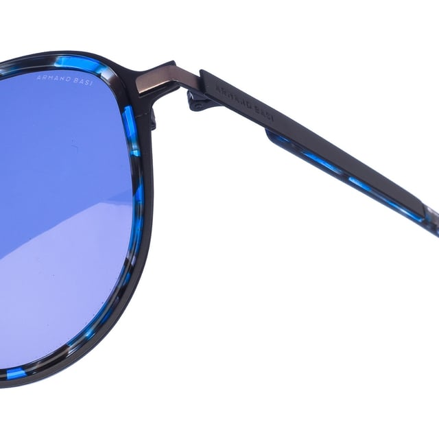 Gafas de sol Armand Basi con montura de acetato y metal.
 Color Habana azul
 Forma ovalada.
 Lentes de color Negro
 Patillas de acetato y metal. 
 Nombre de la marca grabado en la lente.
 100% Protección UV. 
 Incluye una funda de tela de protección.
Cristales antireflejo.
Los colores reales del producto pueden variar ligeramente con respecto a los colores que muestra su monitor.
 
 Medidas  Ancho lente: 56 mm. Puente: 19 mm. Patillas: 145 mm.
 
 Limpiar las gafas con agua y jabón (neutro).
 - No utilice paños sucios o abrasivos, que puedan alterar las características de los filtros.
 - Utilice solo accesorios y repuestos originales.