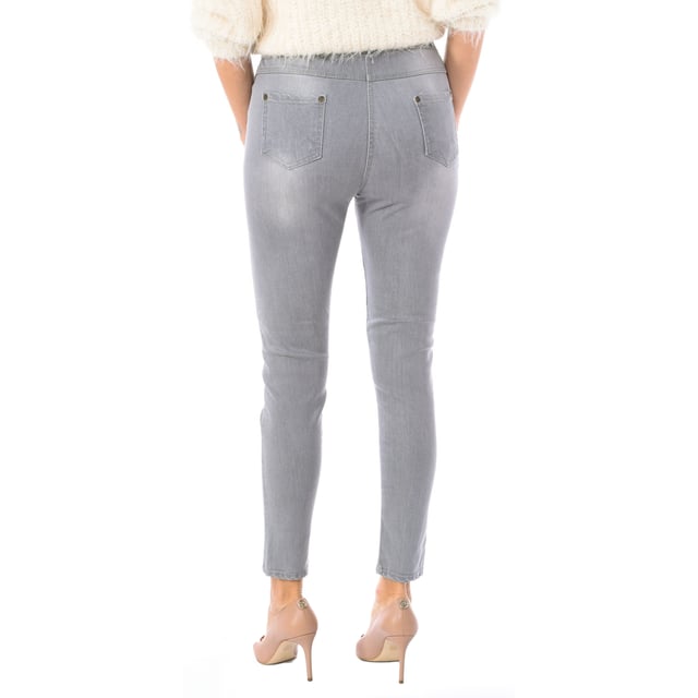 Stretch denim legging from the Dynamic brand.
 Long denim pants.
 Elastic waist without belt loops.
 Two pockets on the back.
 Two false pockets on the front.
 Narrow cut hems.
 Elastic fabric.
 Worn effect.
 Seams seen in tone.
 Composition: 90% Cotton, 7% Elastane
 Care:
Wash at maximum temperature 30º.
 Do not dry clean.
 Supports ironing at low temperature.
 Does not allow dryer.